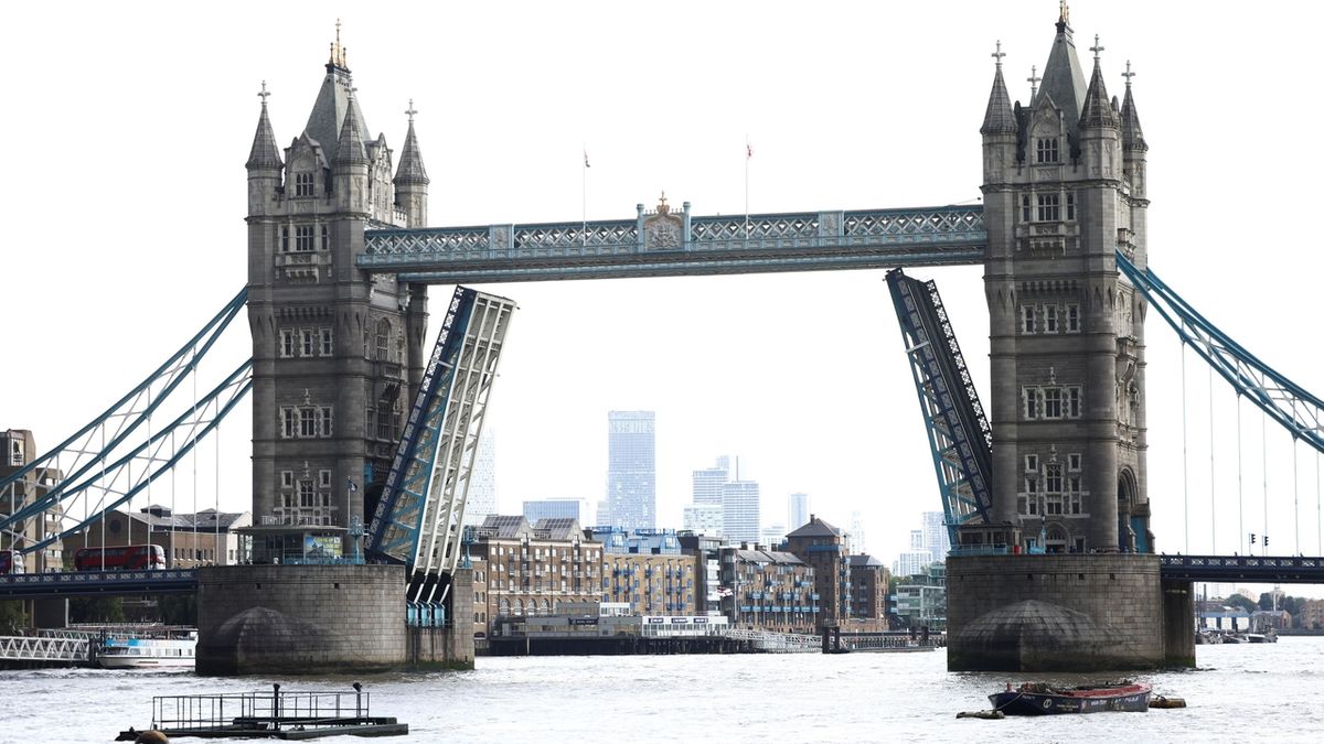 Zvedací most Tower Bridge se po 12 hodinách podařilo sklopit